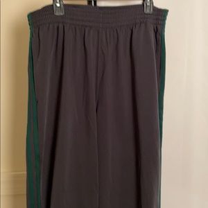 ⭐️⭐️Men’s Adidas NEW grey and green sweatpant⭐️⭐️